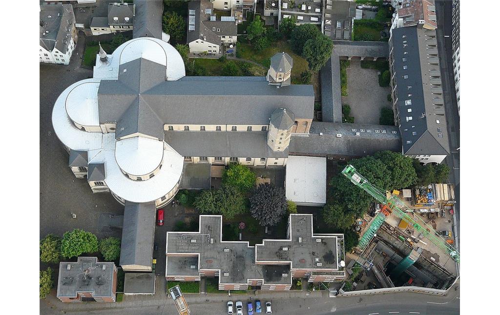 Luftbild der früheren Kölner Benediktinerinnenabtei Sankt Maria im Kapitol, überflogen aus nördlicher Richtung (2010). Links oben im Bild das südöstlich des Kirchengebäudes gelegene Dreikönigenpförtchen.