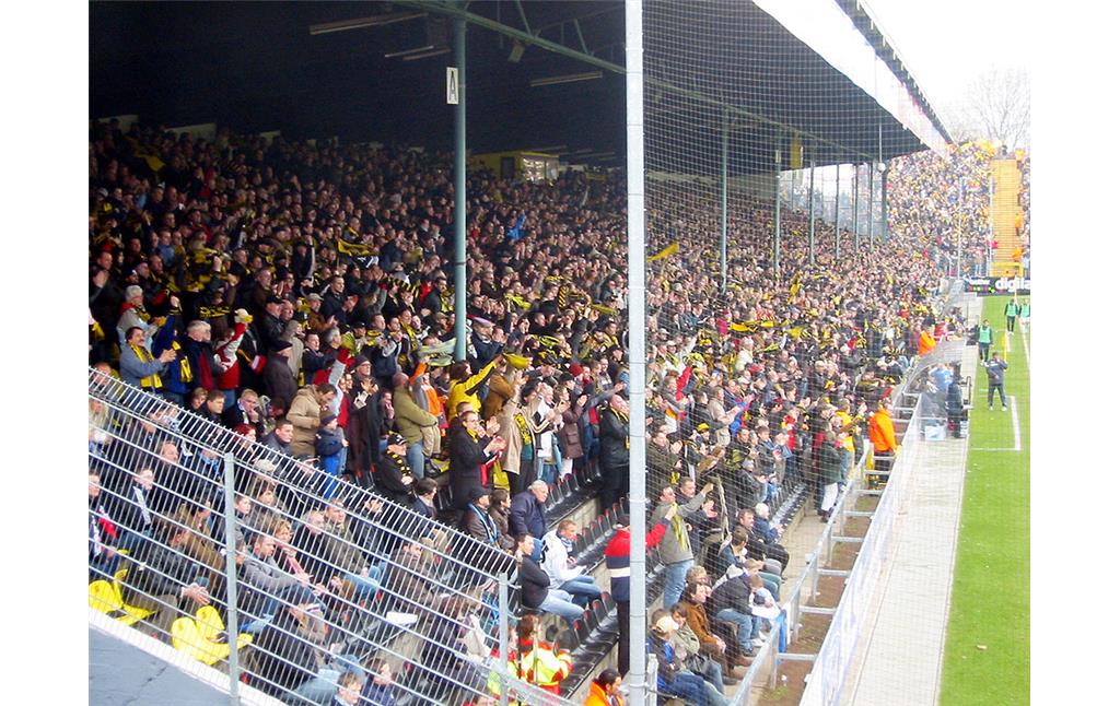 Die vollbesetzte Tribüne (Westseite) des Aachener Tivoli-Stadions während eines Spiels der Zweiten Fußball-Bundesliga (Alemannia Aachen - Eintracht Trier, 2005).