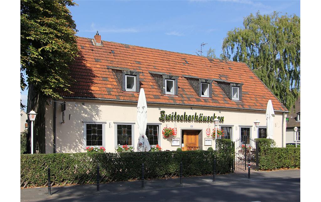 Wohn- und Geschäftshaus "Gaststätte Zwitscherhäuschen" in Köln-Vogelsang (2011).