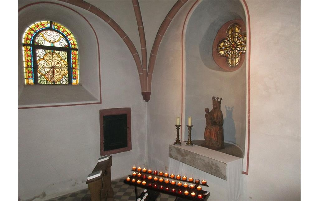 Klosterkirche Seligenthal bei Siegburg: Die Madonna im linken Seitenschiff stammt aus dem 16. Jahrhundert und weist noch Reste der alten Fassung auf (2016).