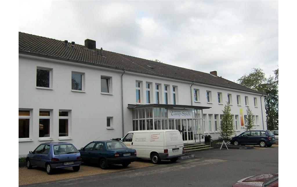 Ein weiter genutztes ehemaliges Militärgebäude der ehemaligen Kasernenanlage, heutiges Gewerbegebiet Camp Spich (2011).