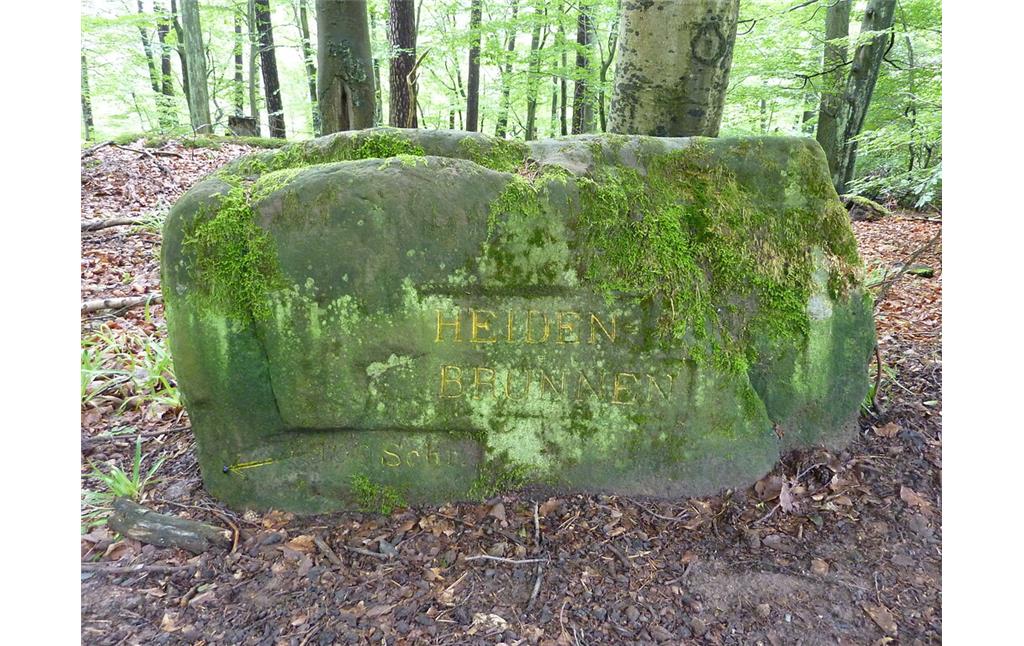 Ritterstein Nr. 142 Heiden=Brunnen 100 Schr. nordwestlich von Esthal (2014)