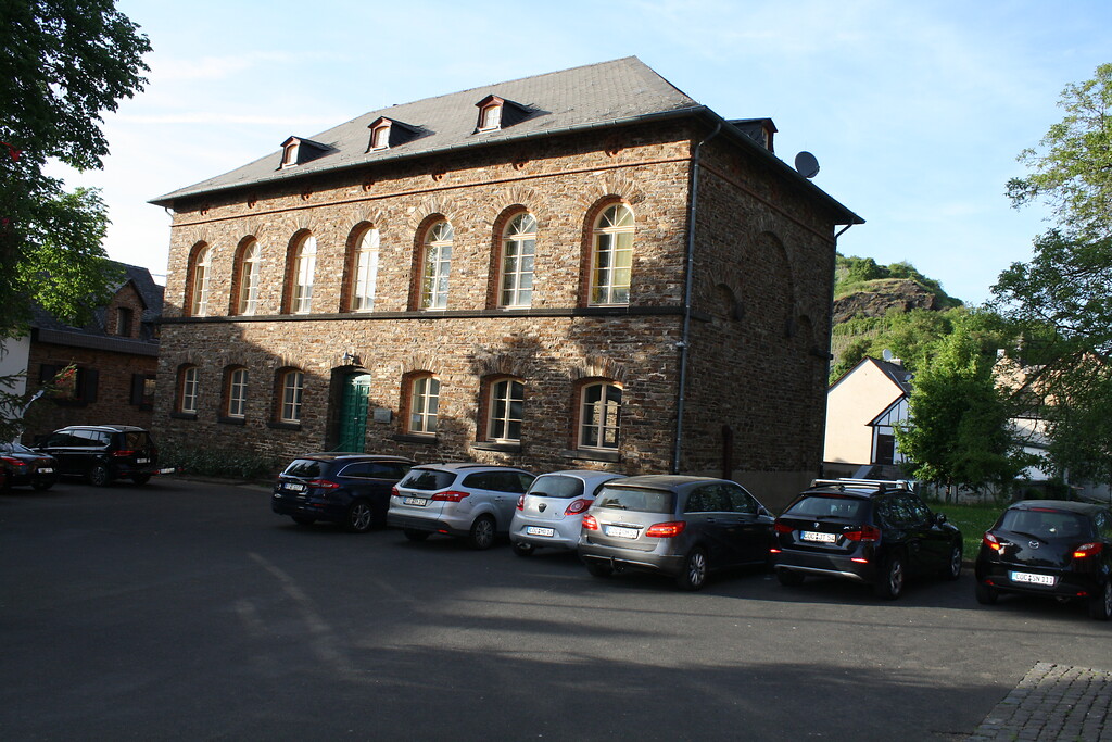 Die ehemalige Knabenschule im Ortsteil Treis (2022)