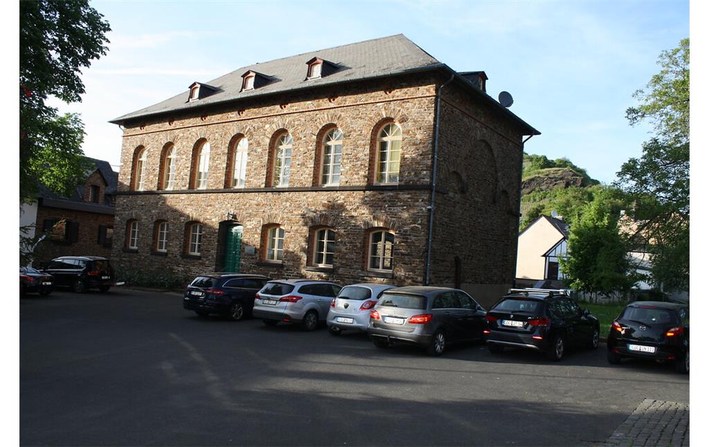 Die ehemalige Knabenschule im Ortsteil Treis (2022)