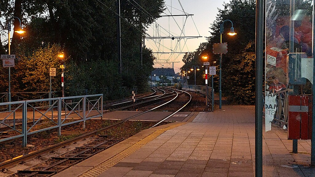 Die Haltestelle und zugleich Endstation der Stadtbahnlinie 7 in Köln-Zündorf; zugleich der Übergang der bis 1965 betriebenen Personen-Kleinbahn Siegburg-Zündorf an das heutige Netz der Kölner Stadtbahn (2021).