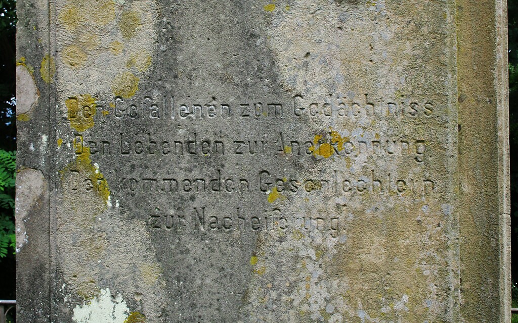 Inschriftentafel an dem Kriegerdenkmal an der Hurster Straße in Windeck-Rosbach (2021).
