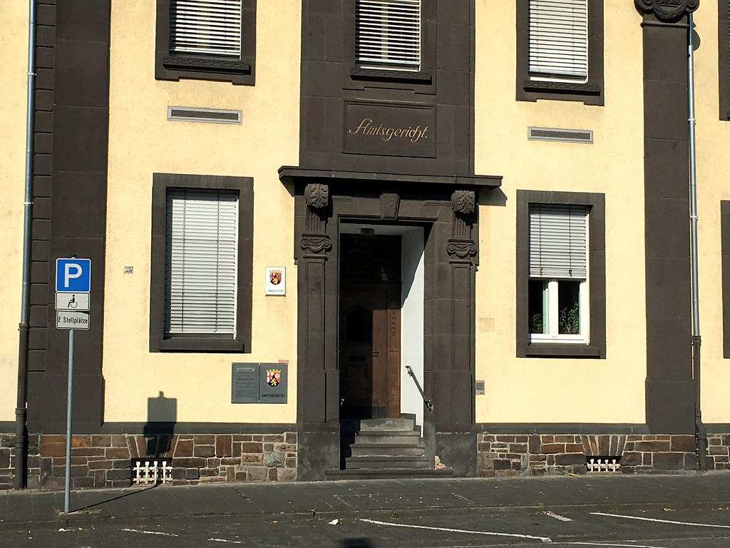 Nahaufnahme des Eingangs des Amtsgerichts in Niederlahnstein (2016)