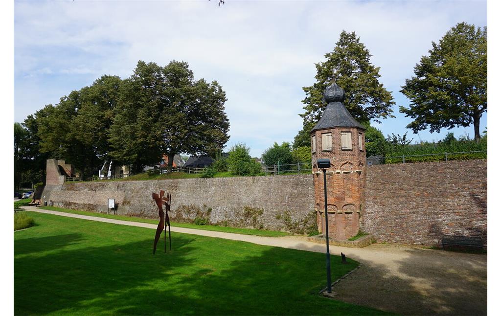Rees. Partie der Festungsanlage im Südwesten der Stadt mit Wächterturm (vorn) und Weißem Turm (hinten) (2021)