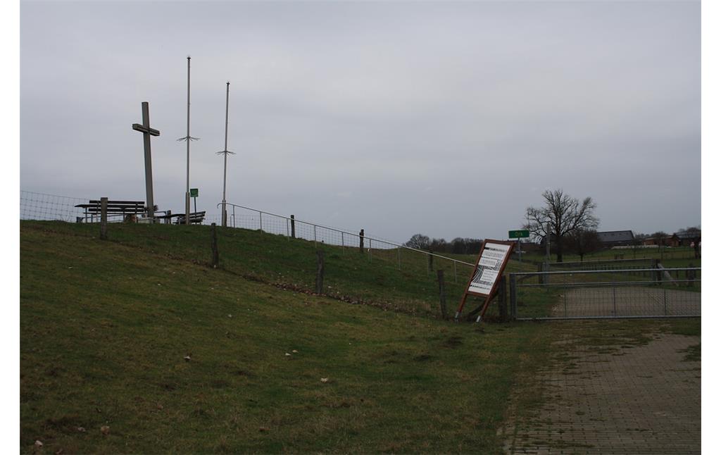 Deichabschnitt mit dem Deichkreuz bei Voerde-Ork (2017).