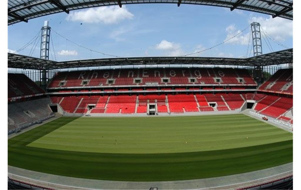 Spielfeld und Tribüne im RheinEnergie-Stadion