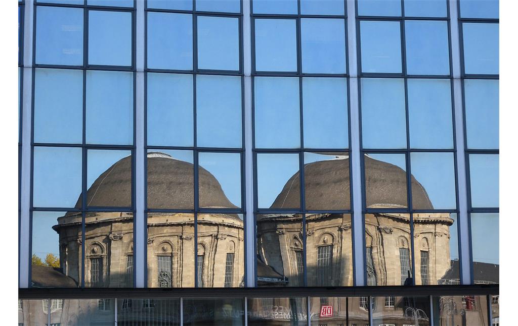 Ein doppeltes Spiegelbild des Kuppelbaus des Köln-Deutzer Bahnhofs Messe/Deutz in der Glasfassade des LVR-Hochhauses (2011).