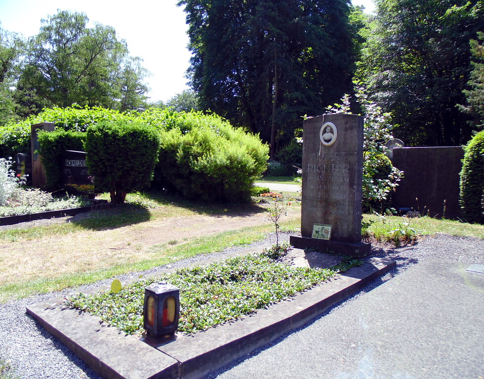 Grabstein mit Portraitfoto des Radrennsportlers Albert Richter auf dem Melatenfriedhof in Köln-Lindenthal (2020)