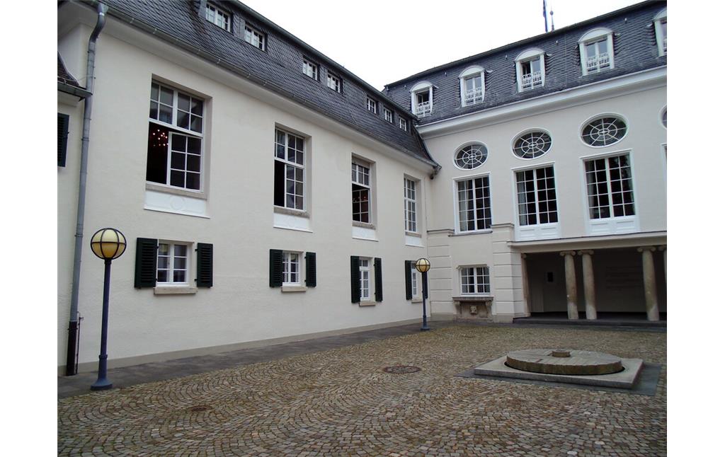 Blick in den Innenhof des Schlosses Deichmannsaue in Bonn-Rüngsdorf (2020)