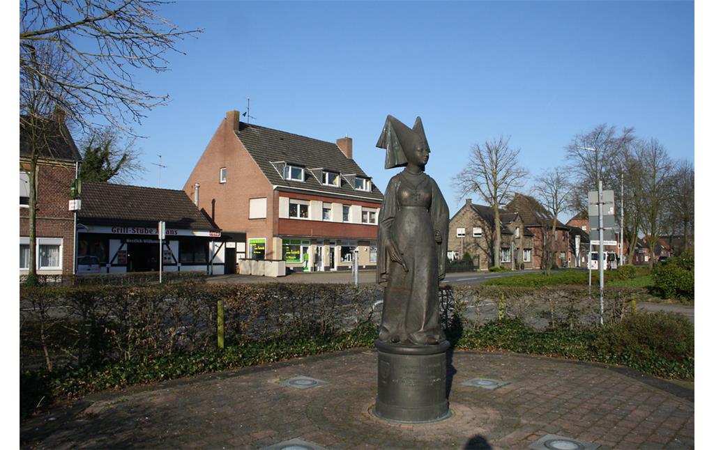 Das Denkmal für Maria von Burgund, eine Statue an der Wallfahrtskirche St. Mariä in Marienbaum, Xanten (2017).