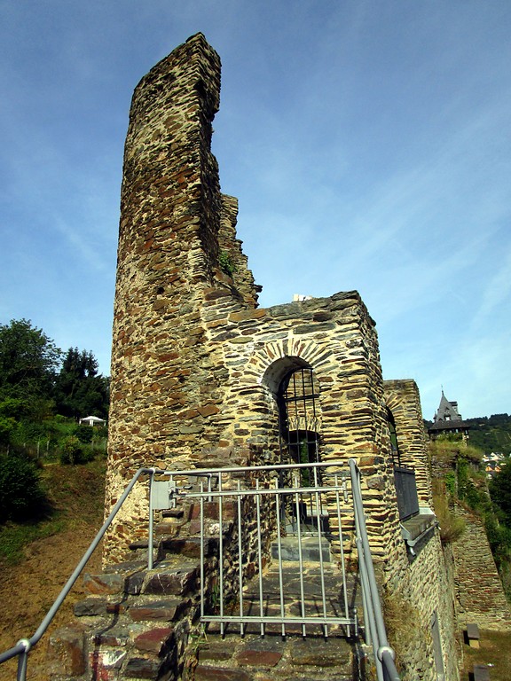 Pulverturm der Stadtbefestigung von Oberwesel (2016): Durch den Einsturz der nördlich angrenzenden Mauer ging die nördliche Zinne verloren.