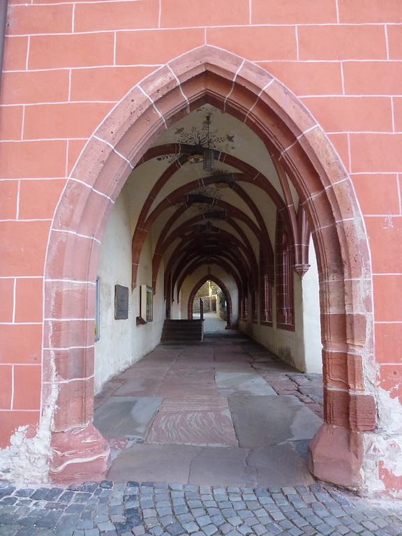 Kreuzgang der Liebfrauenkirche in Oberwesel (2016): Heute ist vom dem im ersten Viertel des 15. Jahrhunderts entstanden Kreuzgang nur noch eine Seite, die als nördlicher Kirchenzugang dient, erhalten.