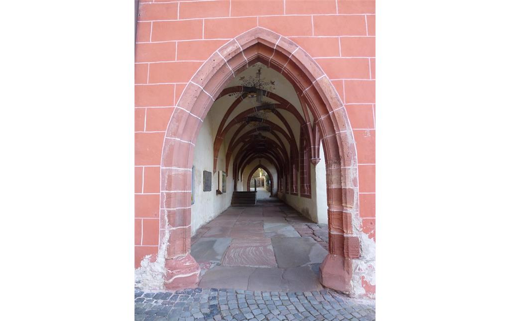 Kreuzgang der Liebfrauenkirche in Oberwesel (2016): Heute ist vom dem im ersten Viertel des 15. Jahrhunderts entstanden Kreuzgang nur noch eine Seite, die als nördlicher Kirchenzugang dient, erhalten.