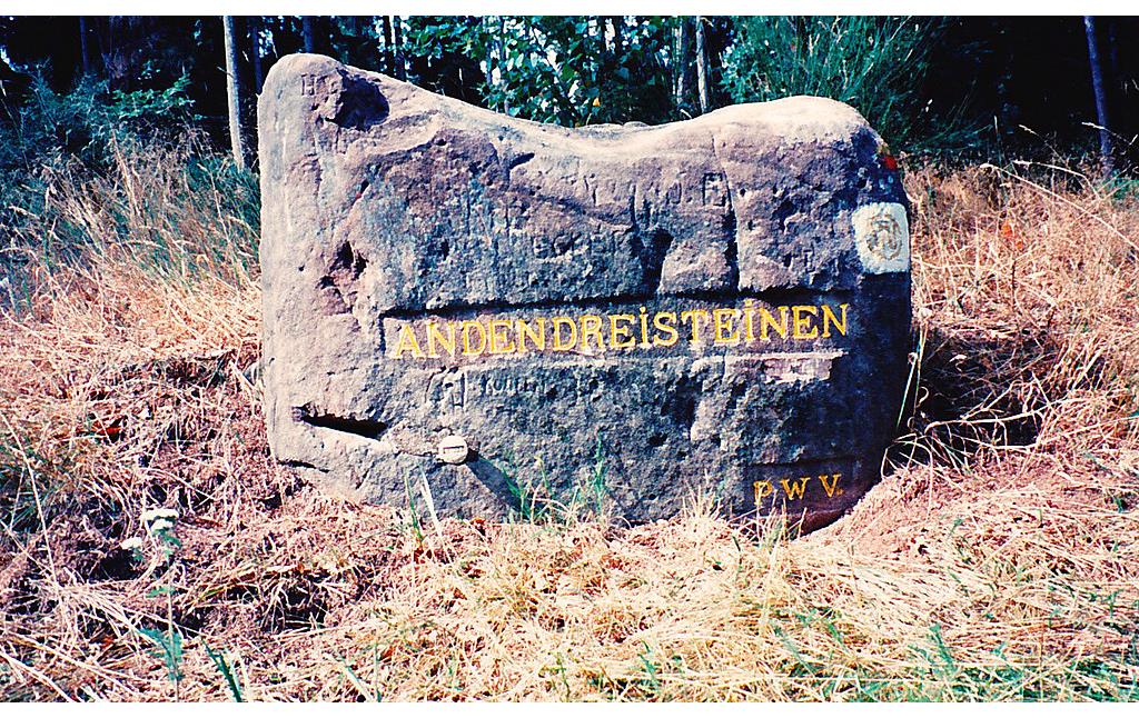 Das Foto zeigt Ritterstein Nr. 85 mit der Inschrift "An Den Drei Steinen" und "PWV" (Pfälzerwald-Verein) (1994).