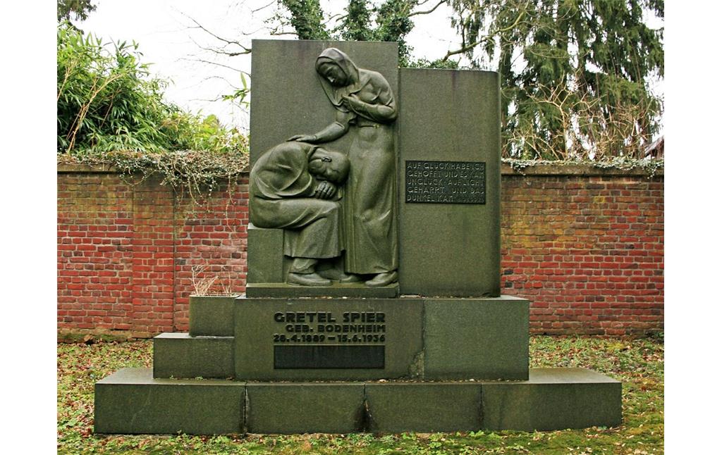 Südseite des 1936/37 von dem Bildhauer Leopold Fleischhacker (1882-1946) geschaffenen Grabmals der Gretel Spier (1889-1936) auf dem jüdischen Friedhof Roßweide in Mönchengladbach-Wickrath (2015)