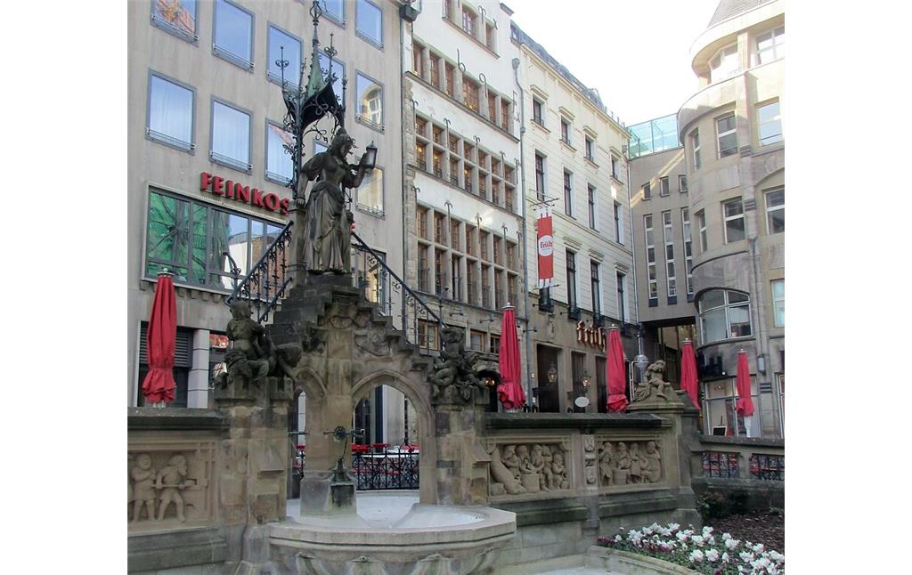 Gesamtansicht des Heinzelmännchenbrunnens in der Kölner Altstadt, im Hintergrund das Kölsch-Brauhaus "Früh" (2020).