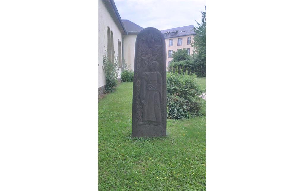 Auf dem Gelände der Pfarr- und Wallfahrtskirche Maria-Hilf in Koblenz-Lützel aufgestellter Gedenkstein (2014)