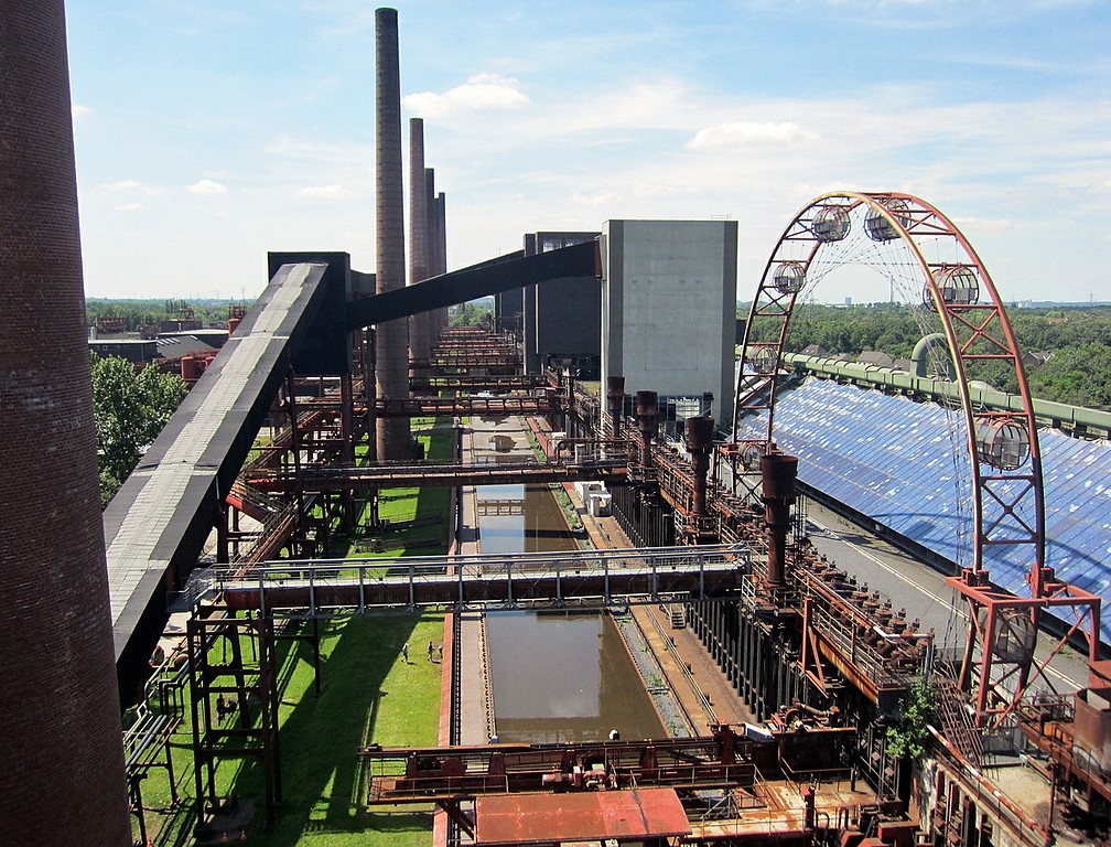 Blick über einen Teil der Anlage der Kokerei Zollverein in Essen-Stoppenberg (2014). Ganz im Hintergrund rechts der Gasometer Oberhausen.