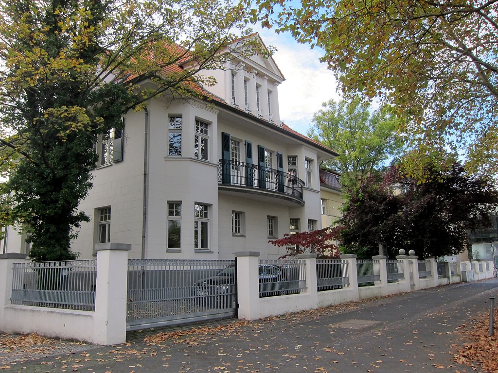 Die Villa Willy-Brandt-Allee 18 in Bonn (2014). Die Villa beherbergte bis zu ihrem Auszug die Kanzlei der Botschaft der Republik Indien.