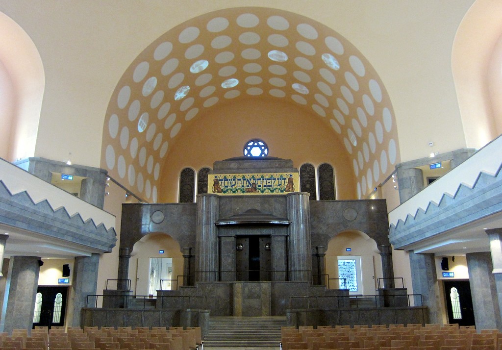 Innenraum mit dem Thoraschrein in der Alten Synagoge Essen (2014).