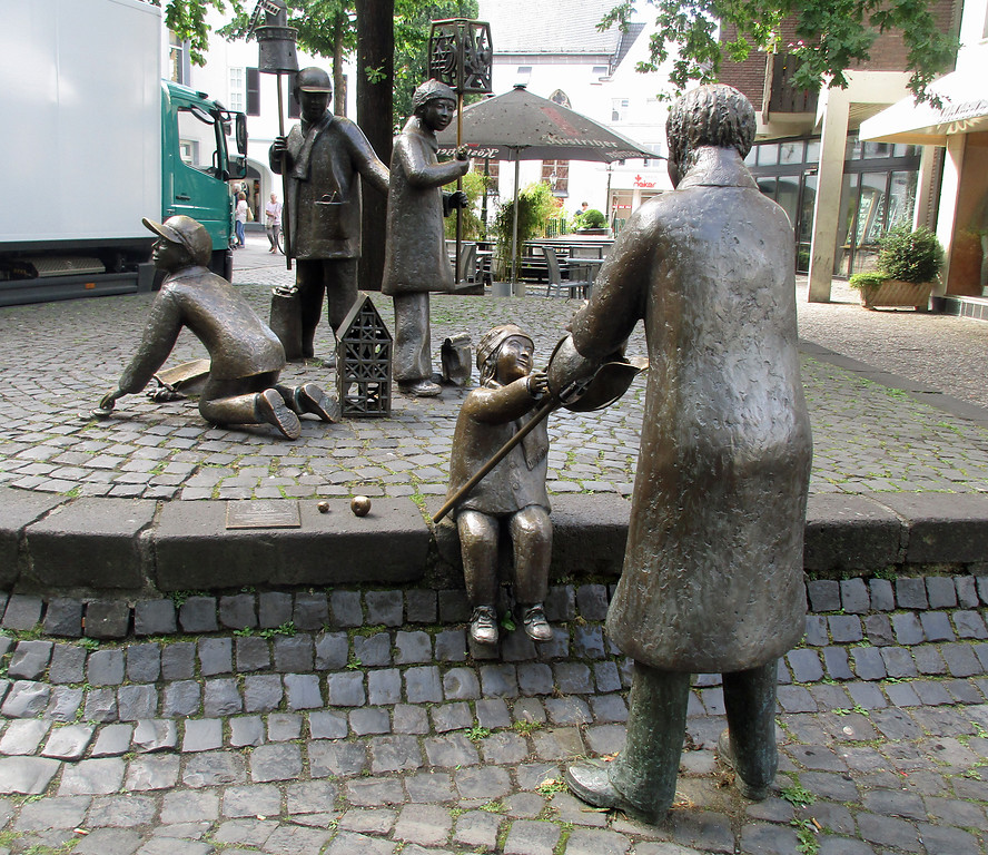 Bronzefiguren am südlichen Rand des Buttermarkts in der Kempener Altstadt, dargestellt ist ein Motiv zum alljährlichen St. Martinsfest (2017).