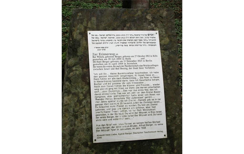Die ausweislich ihrer Inschrift im Jahr 2007 errichtete Erinnerungs- bzw. Gedenktafel an einem Grabstein auf dem Judenfriedhof "am Kesselberg" in Bad Breisig-Niederbreisig (2015).