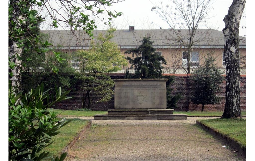 Der zentrale Gedenkstein auf dem Jüdischen Friedhof in der Klever Straße in Moers (2014)