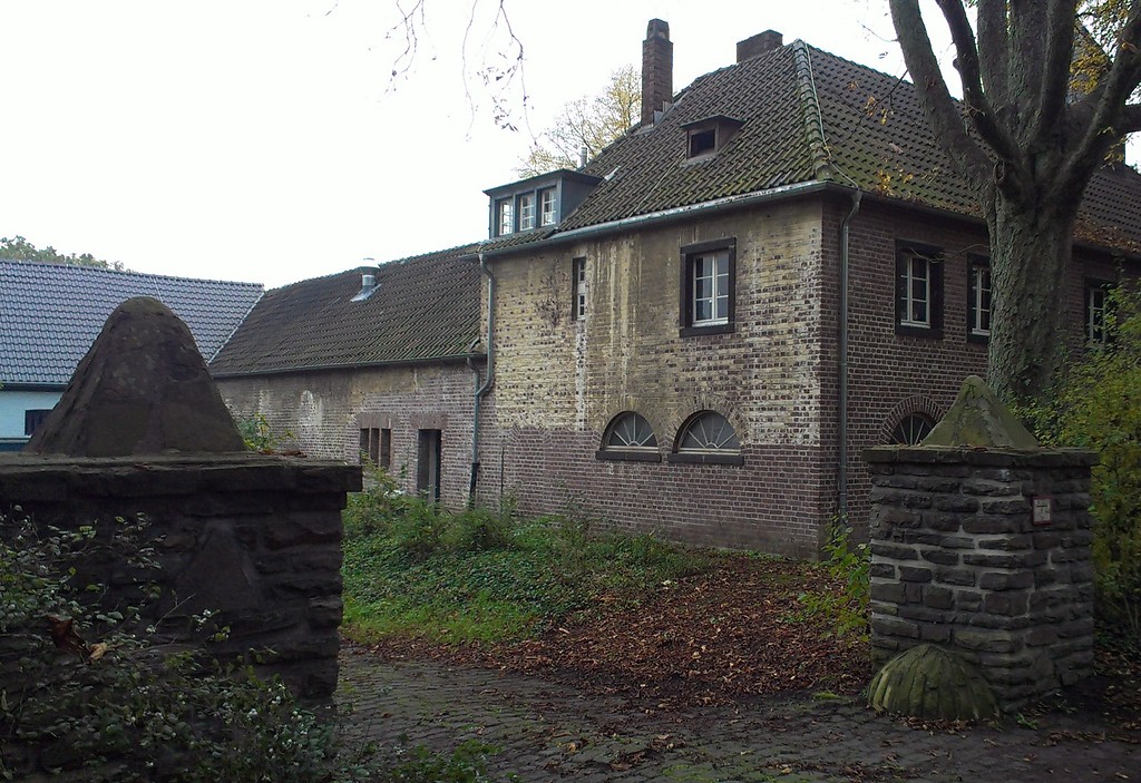 Die Nordwestliche Gebäudeecke der Hofanlage von Gut Leidenhausen (2015).