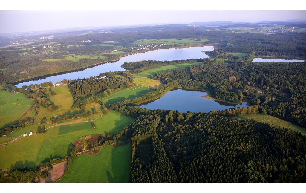 Luftaufnahme (2016): Blick über einen Teil der Westerwälder Seenplatte mit dem Dreifelder Weiher.