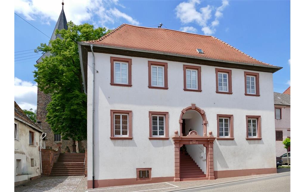 Auf diesem Bild sieht man das Alte Rathaus in Kirrweiler (Pfalz) von der Marktstraße aus  (2021)