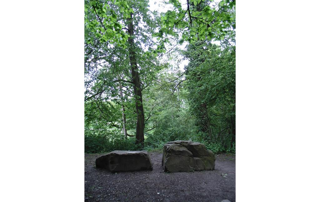 Steine zum Verweilen im Felsengarten am Fort Deckstein in Köln-Lindenthal (2021).