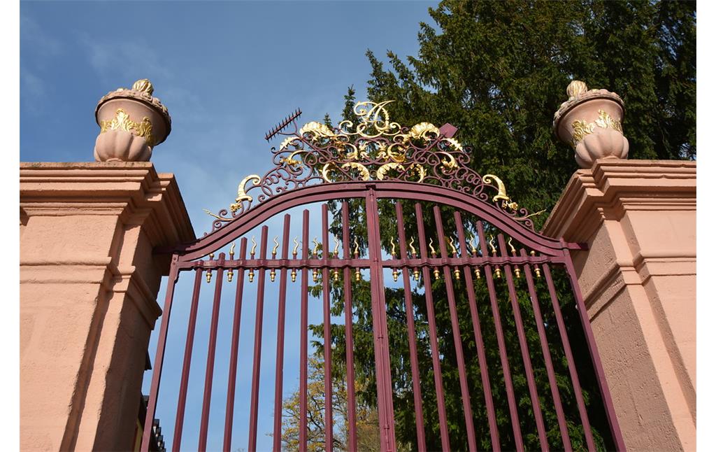 Schmiedeeisernes Tor zum Schlossgarten des Barockschlosses in Kirchheimbolanden (2015).