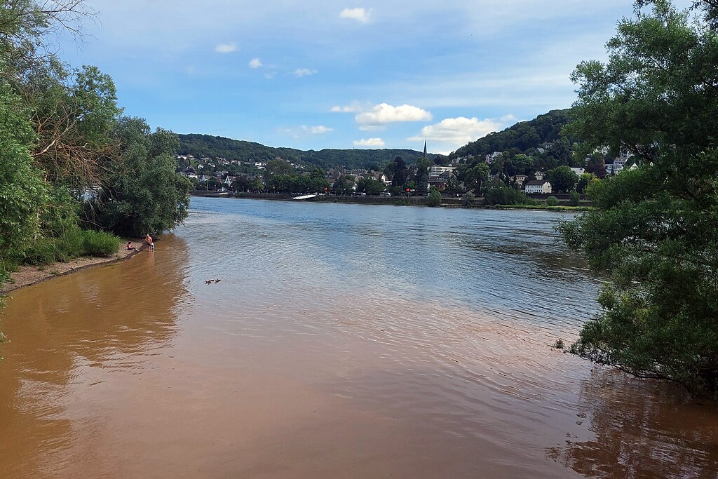 Die Mündung der Ahr in den Rhein zwischen Sinzig und Remagen; auf der gegenüberliegenden Seite des Flusses liegt Linz am Rhein (Juni 2021, wenige Tage vor der Hochwasserkatastrophe an der Ahr im Juli 2021).