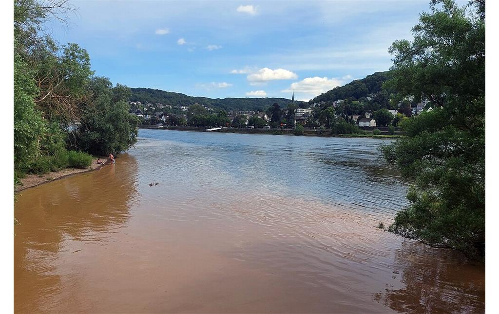 Die Mündung der Ahr in den Rhein zwischen Sinzig und Remagen; auf der gegenüberliegenden Seite des Flusses liegt Linz am Rhein (Juni 2021, wenige Tage vor der Hochwasserkatastrophe an der Ahr im Juli 2021).