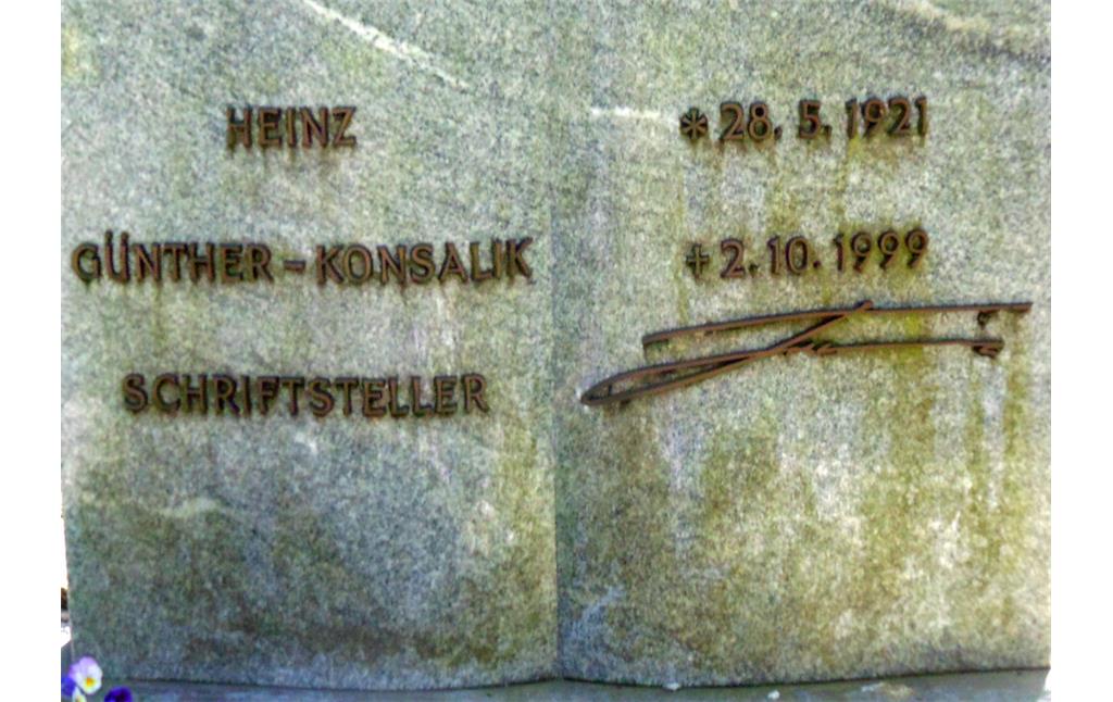 Inschrift der Grabstätte des Schriftstellers Heinz G. Konsalik auf dem Melatenfriedhof in Köln-Lindenthal (2020).