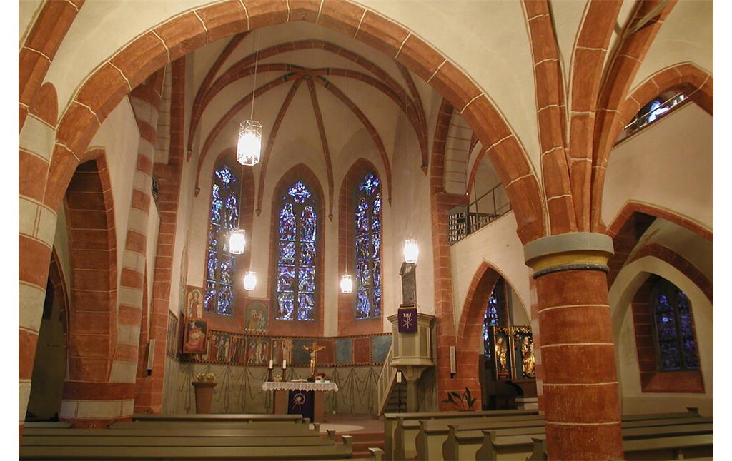 Blick in das Mittelschiff der Kirche Sankt Kastor in Dausenau (2022)