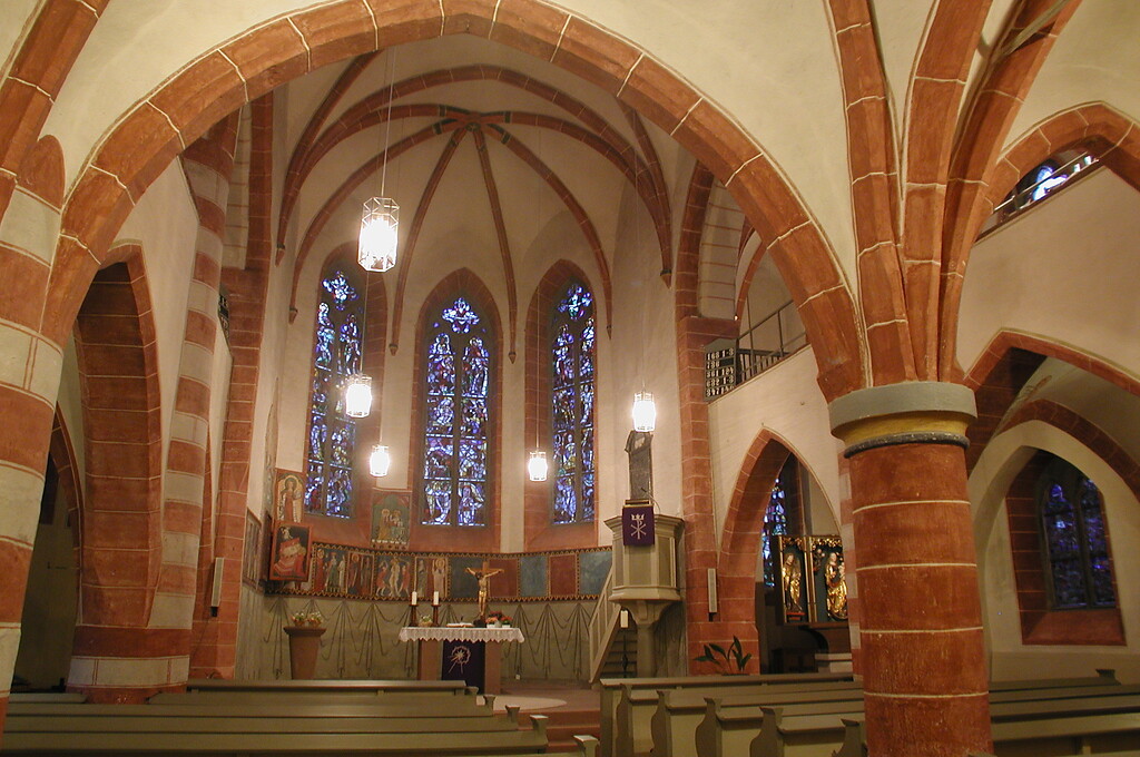 Blick in das Mittelschiff der Kirche Sankt Kastor in Dausenau (2022)