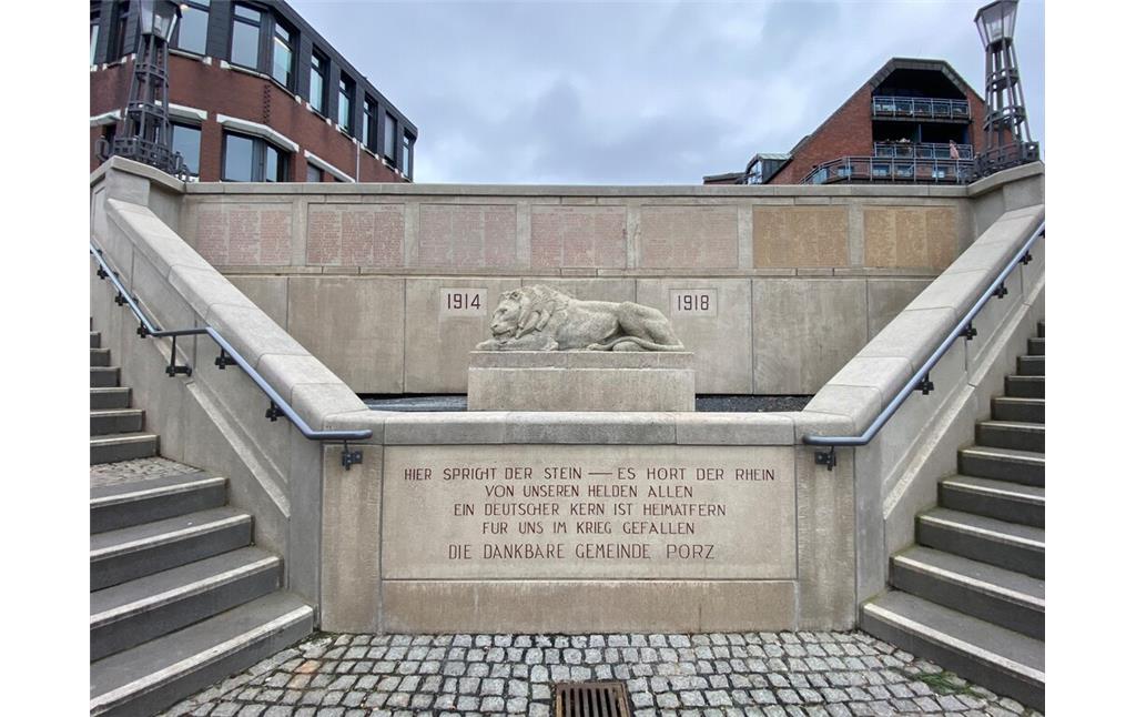 Die repräsentative Treppenanlage am Porzer Rheinufer mit dem zentralen Löwenmonument, das an die gefallenen Porzer des Ersten Weltkrieges erinnert. Im Hintergrund ist links der Anbau des Porzer Rathauses zu erkennen (2023).