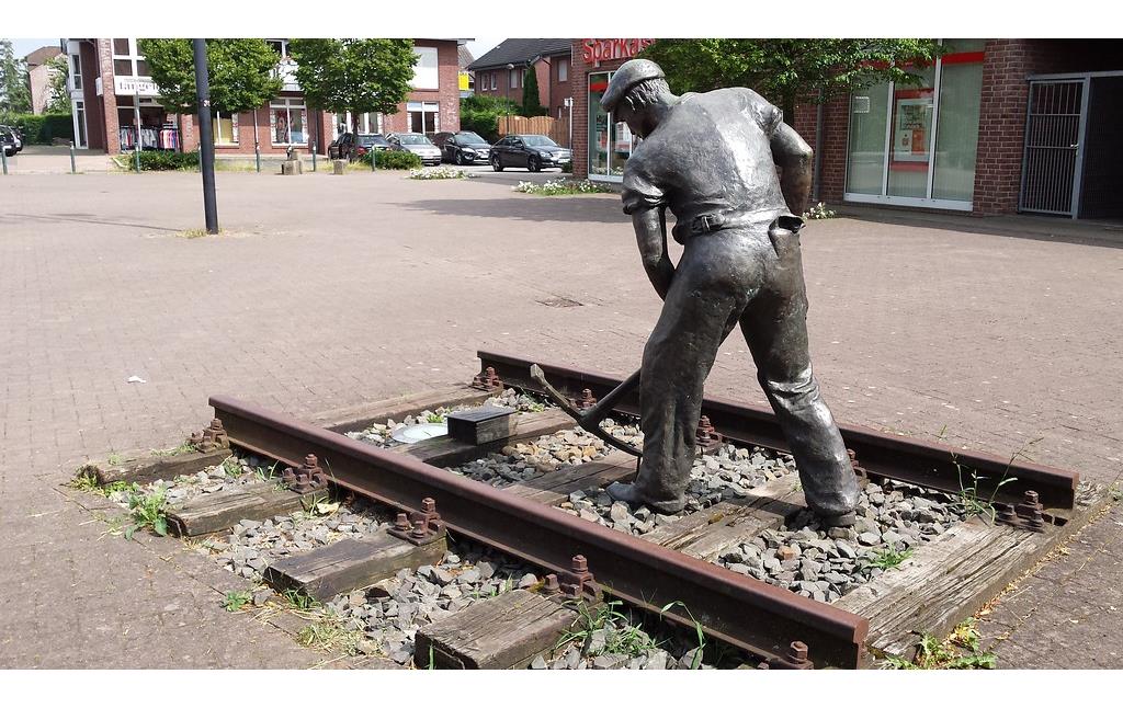 Die Bronzestatue "Bahnekerl" in Hamminkeln-Mehrhoog (2016).