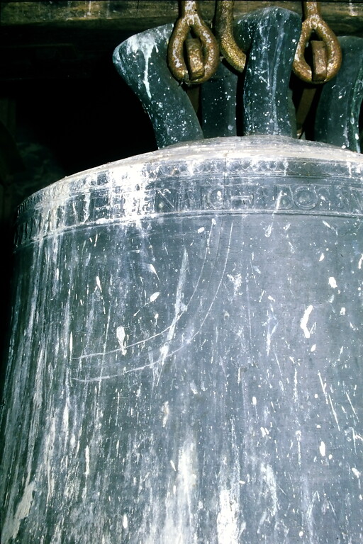 Riss in der großen historische Glocke in der Wallfahrtskirche in Berglicht aus dem Jahre 1545 (2002)