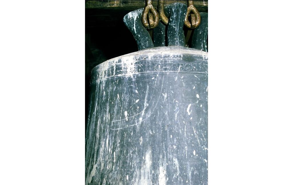 Riss in der großen historische Glocke in der Wallfahrtskirche in Berglicht aus dem Jahre 1545 (2002)