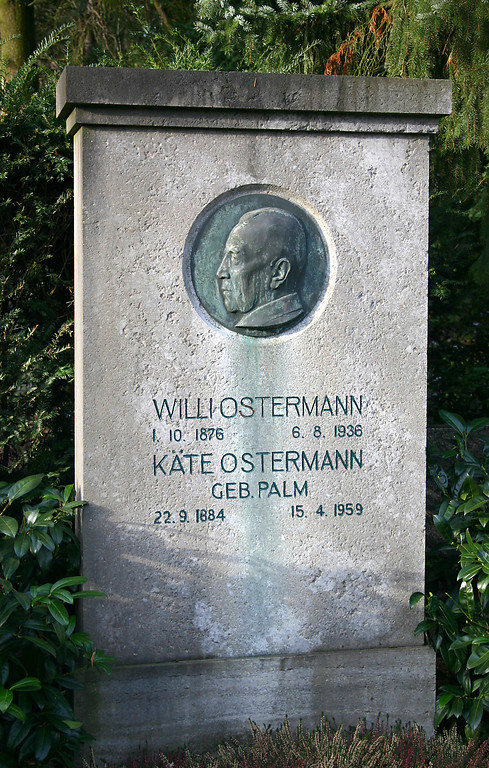 Der Grabstein des Kölner Volkssängers und Karnevalisten Willi Ostermann (1876-1936) und seiner Frau Käthe, geborene Palm (1884-1959) auf den Kölner Melaten-Friedhof.