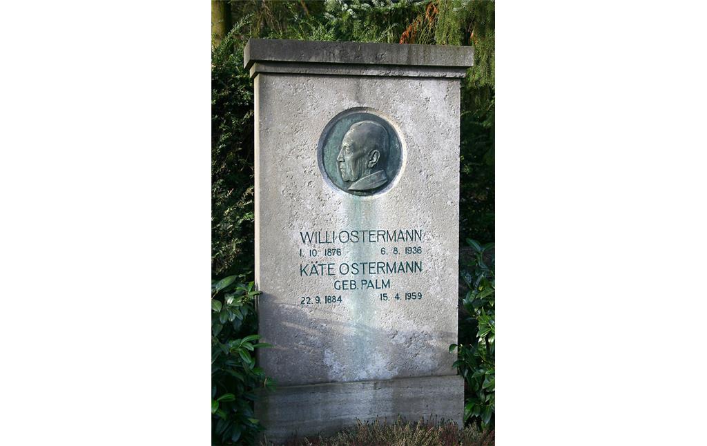 Der Grabstein des Kölner Volkssängers und Karnevalisten Willi Ostermann (1876-1936) und seiner Frau Käthe, geborene Palm (1884-1959) auf den Kölner Melaten-Friedhof.