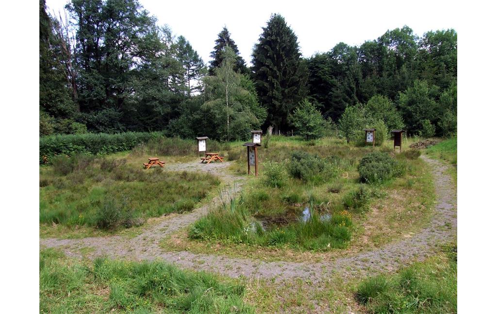 "Heidegarten" mit Informationstafeln und Picknickbänken in der Ohligser Heide (2011)