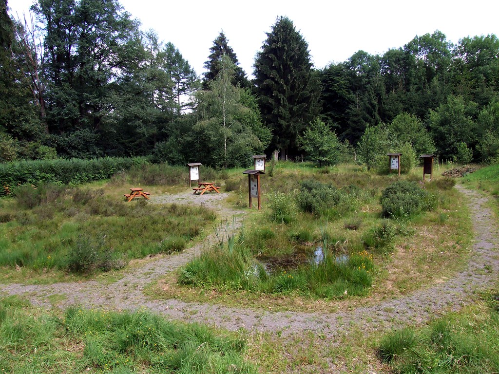 "Heidegarten" mit Informationstafeln und Picknickbänken in der Ohligser Heide (2011)