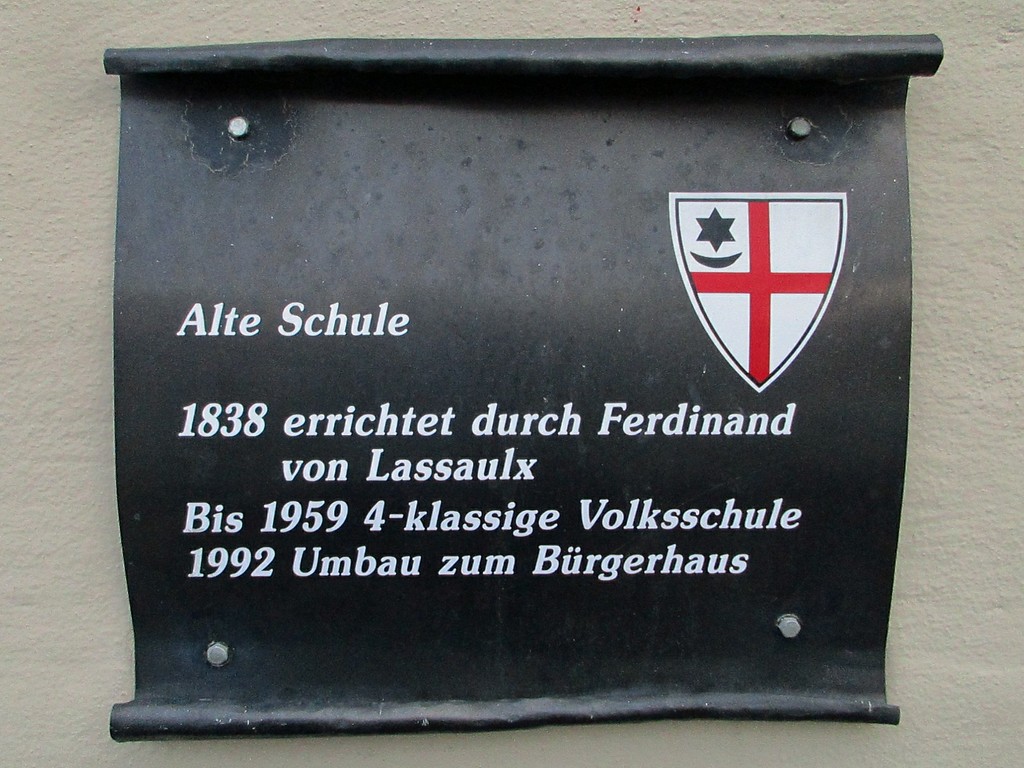 Hinweistafel an der Kaisersescher Alten Schule in der Koblenzer Straße (2015).
